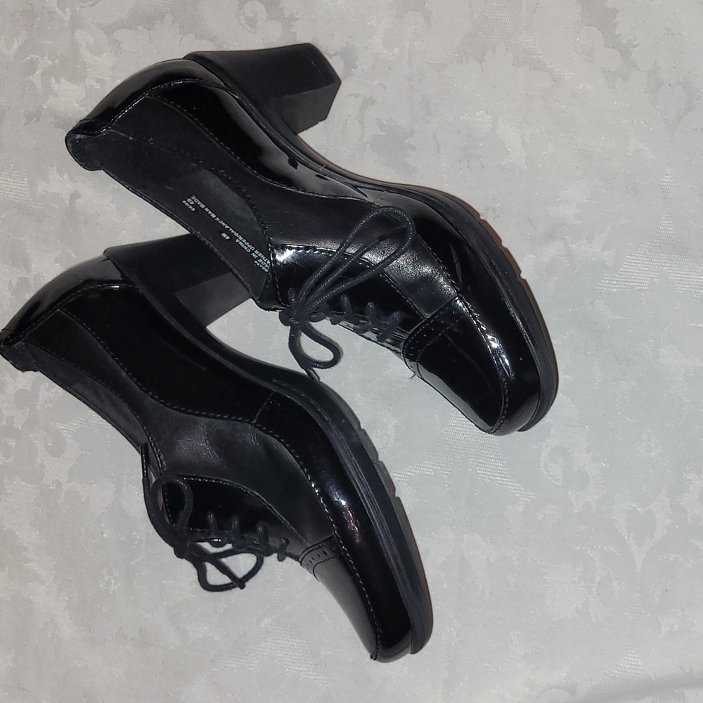 Clarks bendable black patent and leather lace up spectator pumps